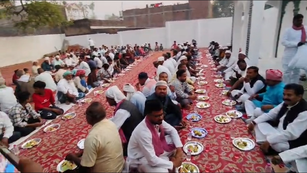 भव्य इफ्तार में दिखी गंगा-जमुनी तहजीब, 200 से अधिक रोजेदारों ने खोला रोजा