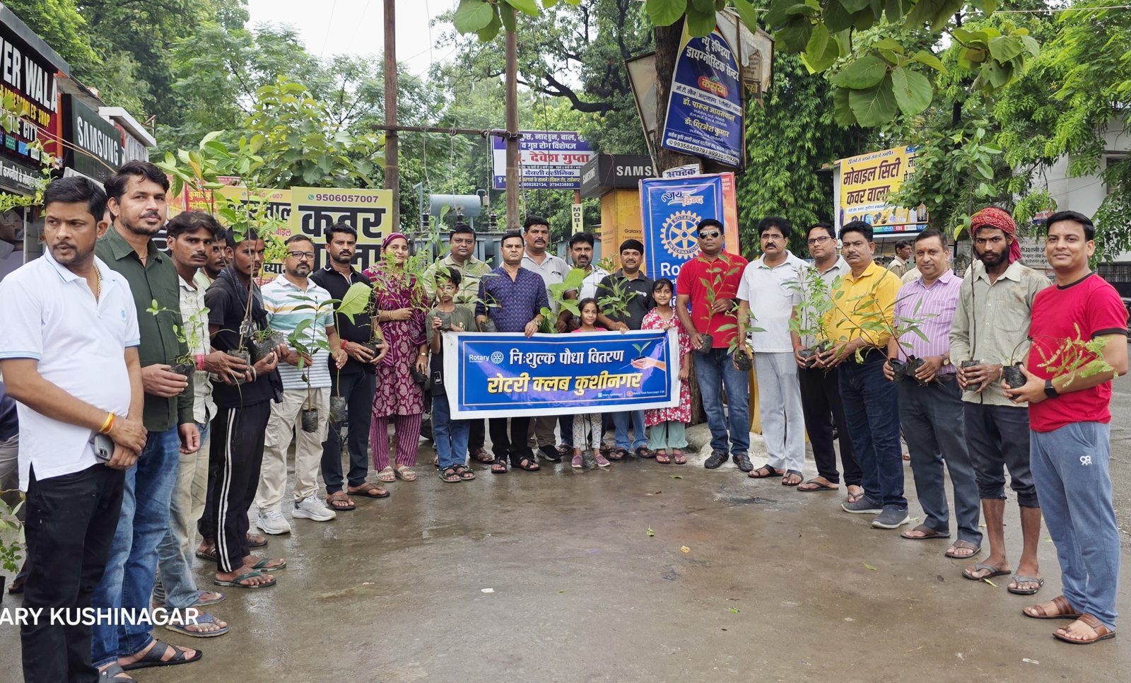 रोटरी क्लब कुशीनगर ने निःशुल्क वितरित किए 400 से अधिक पौधे, पर्यावरण संरक्षण का दिया सशक्त संदेश