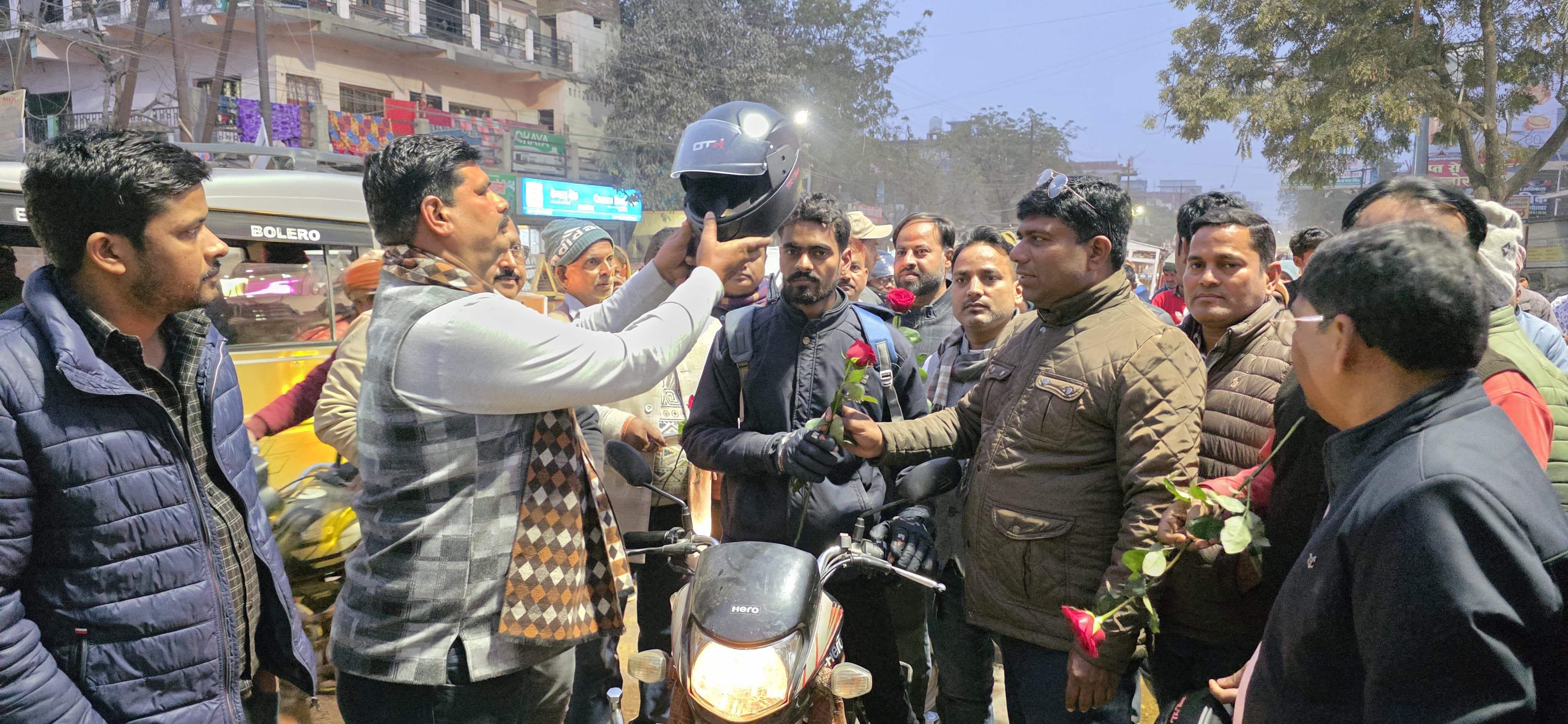 गांधी जी की पुण्यतिथि पर गांधीगिरी: रोटरी क्लब कुशीनगर ने गुलाब संग निःशुल्क हेलमेट बाँटे