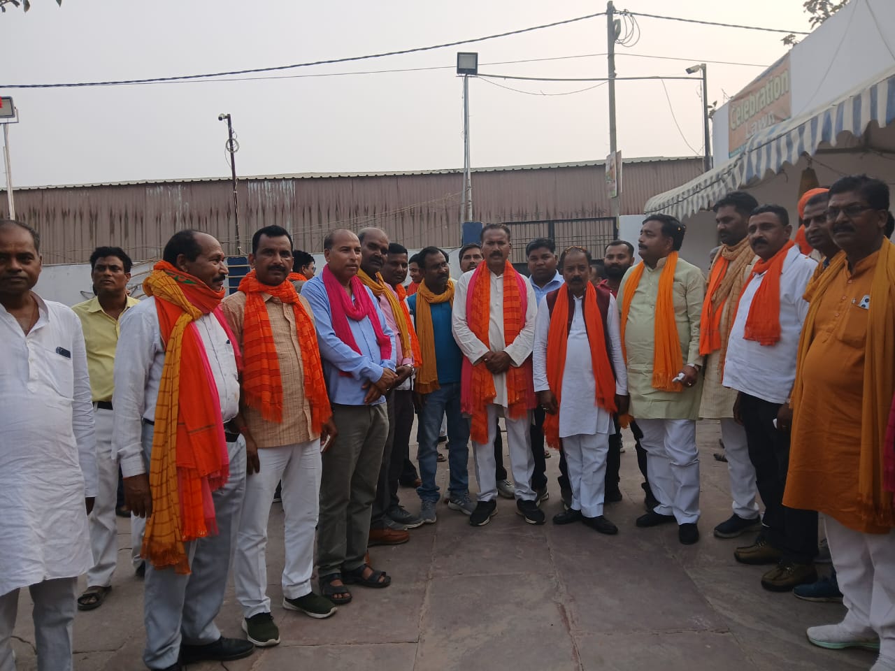 हाटा में होली मिलन कार्यक्रम समारोह में, आए मुख्य अतिथि कुशीनगर सांसद विजय कुमार दुबे,