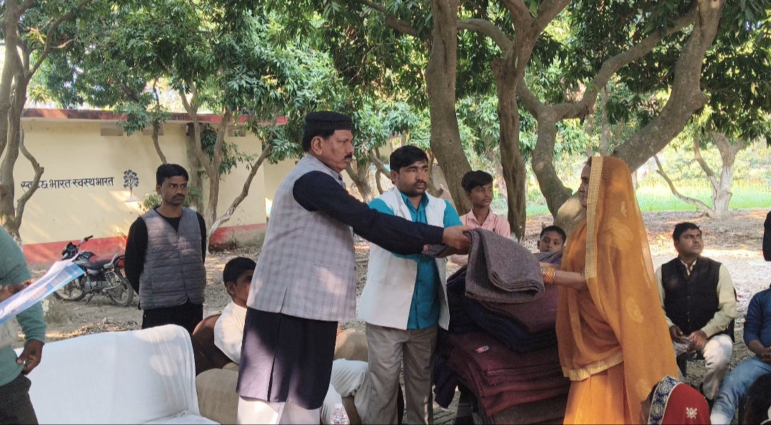पूर्व राज्य मंत्री जावेद इकबाल ने सैकड़ों जरूरतमंदों को कंबल बांटे: कड़ाके की ठंड में असहायों को राहत पहुंचाना सामूहिक जिम्मेदारी