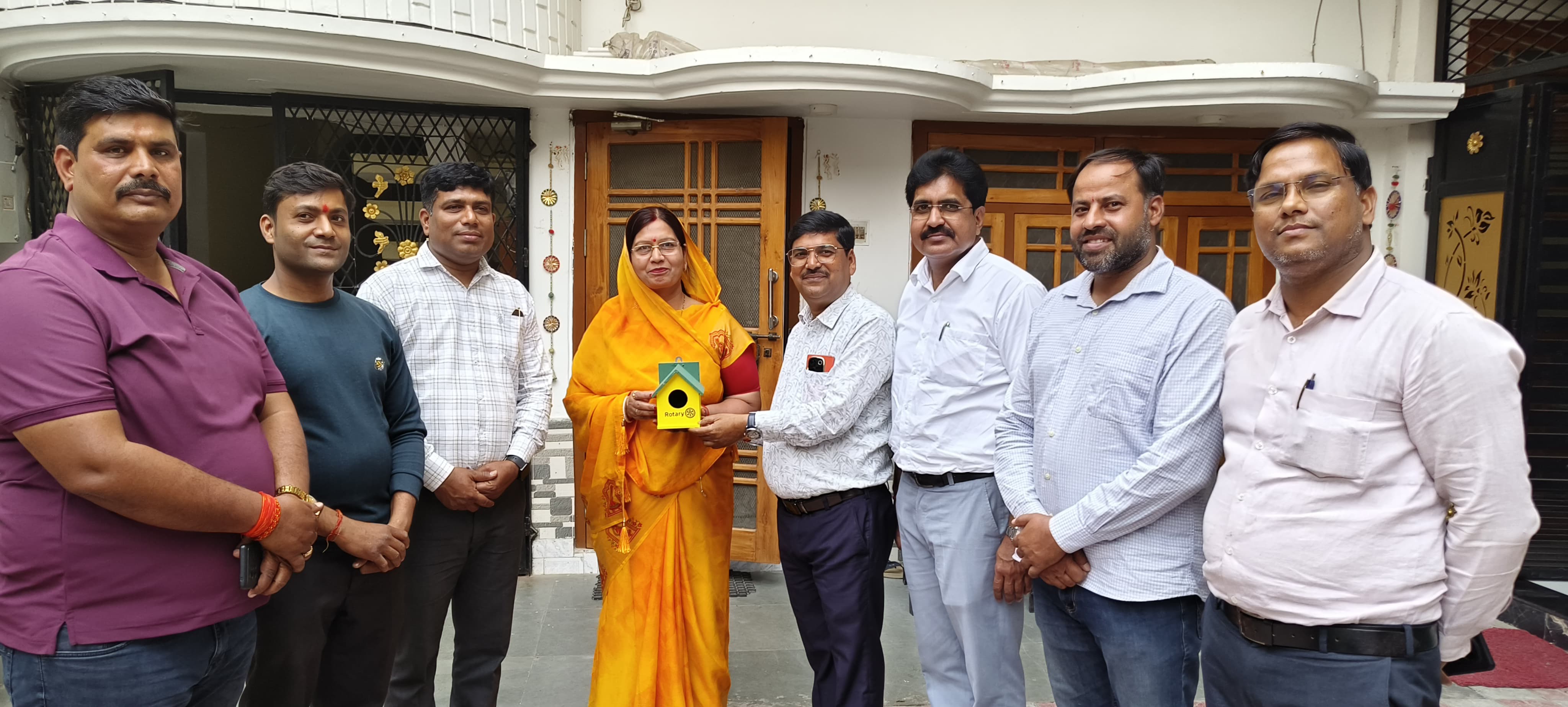 विश्व गौरैया दिवस की पूर्व संध्या पर रोटरी क्लब की अनूठी पहल, कृत्रिम घोंसलों से दिया संरक्षण का संदेश
